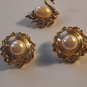 Brand New Vintage White Pearls Stud Clip Earrings & Brooch